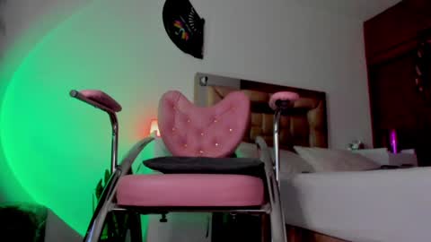 Snapshot of misslucye_robbie chatting on December 14, 1:39 am Lucye Robbie online show from December 14, 1:39 am