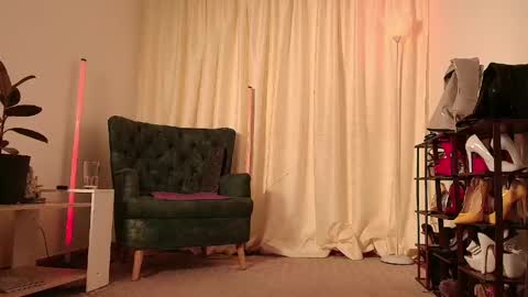 Snapshot of missmabelle_ chatting on June 3, 1:52 am Im Valentina online show from June 3, 1:52 am
