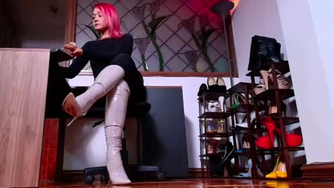 Snapshot of missmabelle_ chatting on June 17, 2:47 am Im Valentina online show from June 17, 2:47 am