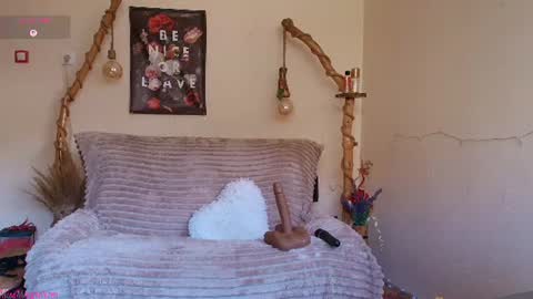 Snapshot of missmagnetizm chatting on August 1, 7:51 am Vi online show from August 1, 7:51 am