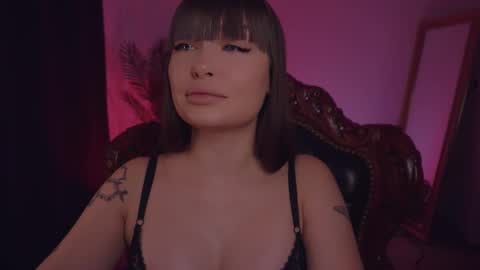 Snapshot of missmerciless chatting on February 19, 5:16 am LUXXANDRA online show from February 19, 5:16 am