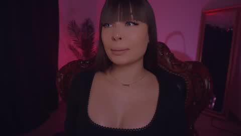 Snapshot of missmerciless chatting on February 25, 5:19 am LUXXANDRA online show from February 25, 5:19 am