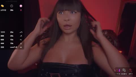 Snapshot of missmerciless chatting on October 13, 4:23 am LUXXANDRA online show from October 13, 4:23 am