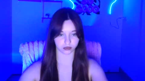 Mia online show from December 3, 7:01 pm