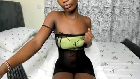 Snapshot of missmisbehave_irl chatting on June 20, 4:43 pm sexy online show from June 20, 4:43 pm