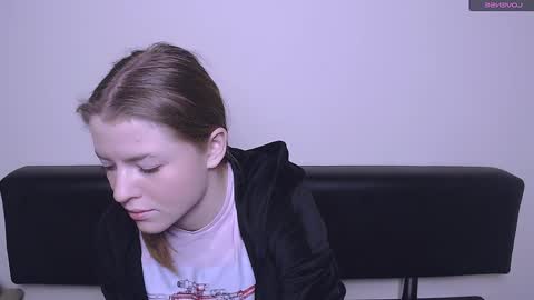 Snapshot of missoliviaa_ chatting on December 16, 8:20 am Olivia online show from December 16, 8:20 am