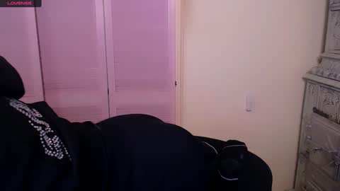 Snapshot of missoliviaa_ chatting on December 21, 3:20 pm Olivia online show from December 21, 3:20 pm