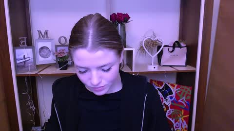 Snapshot of missoliviaa_ chatting on December 24, 12:11 pm Olivia online show from December 24, 12:11 pm