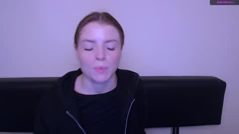 Snapshot of missoliviaa_ chatting on December 27, 8:45 am Olivia online show from December 27, 8:45 am