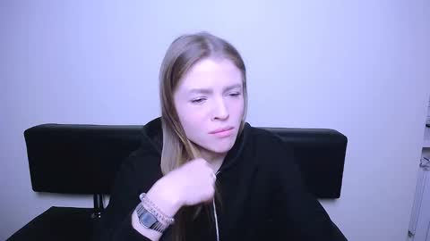 Snapshot of missoliviaa_ chatting on February 18, 8:38 am Olivia online show from February 18, 8:38 am