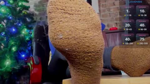 Snapshot of misspetitevenus chatting on December 27, 9:28 am Miss Venus online show from December 27, 9:28 am