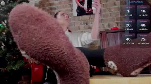 Snapshot of misspetitevenus chatting on December 29, 9:39 am Miss Venus online show from December 29, 9:39 am