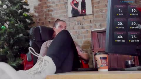 Snapshot of misspetitevenus chatting on January 15, 7:26 am Miss Venus online show from January 15, 7:26 am