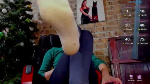 Snapshot of misspetitevenus chatting on February 6, 10:37 am Miss Venus online show from February 6, 10:37 am