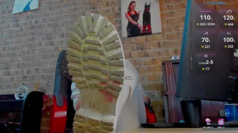 Snapshot of misspetitevenus chatting on February 10, 12:08 pm Miss Venus online show from February 10, 12:08 pm