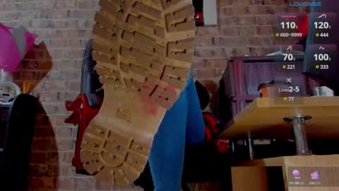 Snapshot of misspetitevenus chatting on March 5, 7:16 am Miss Venus online show from March 5, 7:16 am