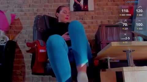 Snapshot of misspetitevenus chatting on March 5, 10:22 am Miss Venus online show from March 5, 10:22 am