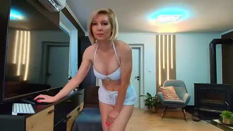 Snapshot of misstayaxxx chatting on June 15, 3:31 am misstayaxxx online show from June 15, 3:31 am