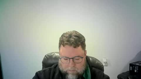 Snapshot of mister_happy567 chatting on November 22, 7:18 am Mr. Happy online show from November 22, 7:18 am