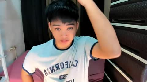 Snapshot of mister_officer chatting on April 10, 12:54 pm SAINT SACHI will make your day online show from April 10, 12:54 pm
