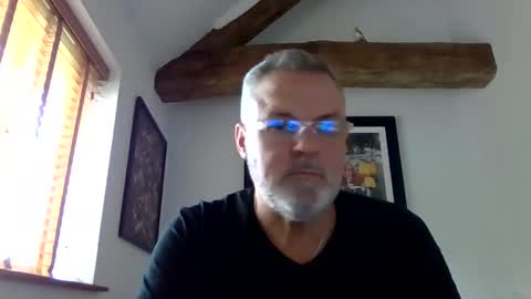 Snapshot of misterblivs chatting on October 26, 10:32 am Misterblivs online show from October 26, 10:32 am