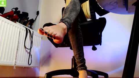 Snapshot of mistress__alice_ chatting on September 14, 5:12 pm  Mistress Alice  online show from September 14, 5:12 pm