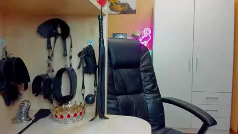 Snapshot of mistress_kristi chatting on May 5, 6:27 pm Mistress Kristi online show from May 5, 6:27 pm
