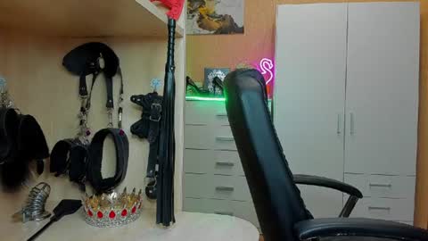 Snapshot of mistress_kristi chatting on June 11, 6:50 pm Mistress Kristi online show from June 11, 6:50 pm
