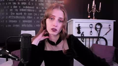 Snapshot of mistress_marlene chatting on December 6, 4:17 pm Mistress Marlene online show from December 6, 4:17 pm