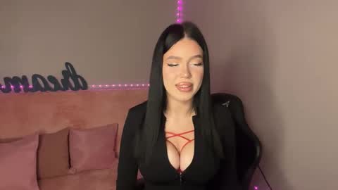 Snapshot of mistress_of_hearts chatting on October 17, 8:33 pm Mia online show from October 17, 8:33 pm