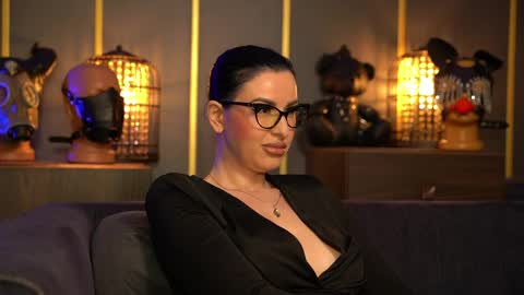 Snapshot of mistresskellykent chatting on May 7, 10:26 pm Mistress Kelly online show from May 7, 10:26 pm