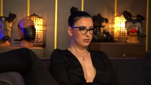 Snapshot of mistresskellykent chatting on May 8, 9:20 pm Mistress Kelly online show from May 8, 9:20 pm