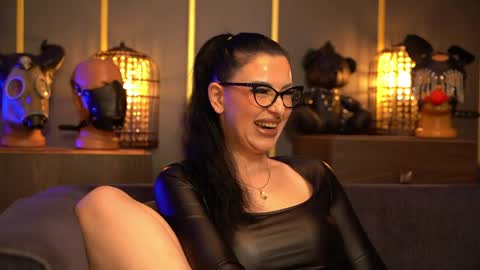 Snapshot of mistresskellykent chatting on May 11, 8:06 pm Mistress Kelly online show from May 11, 8:06 pm