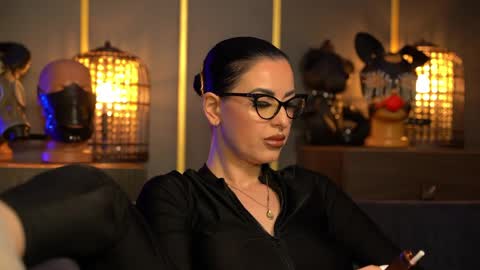 Snapshot of mistresskellykent chatting on May 20, 11:55 pm Mistress Kelly online show from May 20, 11:55 pm