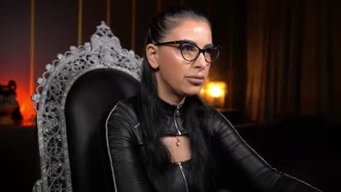 Snapshot of mistresskellykent chatting on June 15, 7:05 pm Mistress Kelly online show from June 15, 7:05 pm
