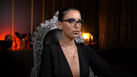 Snapshot of mistresskellykent chatting on June 18, 8:24 pm Mistress Kelly online show from June 18, 8:24 pm