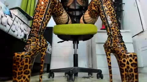 Snapshot of mistresstiffany69 chatting on April 14, 12:49 am Tiffany online show from April 14, 12:49 am