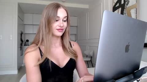 Snapshot of mistressuniverse chatting on June 3, 9:23 am mistressuniverse online show from June 3, 9:23 am