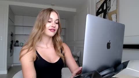 Snapshot of mistressuniverse chatting on June 4, 10:43 am mistressuniverse online show from June 4, 10:43 am