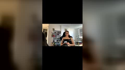 Snapshot of mistressviolet_ chatting on June 1, 4:52 pm Mistress Violet online show from June 1, 4:52 pm