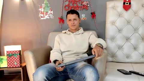 Snapshot of mitchellburns chatting on December 15, 12:07 am mitchell online show from December 15, 12:07 am