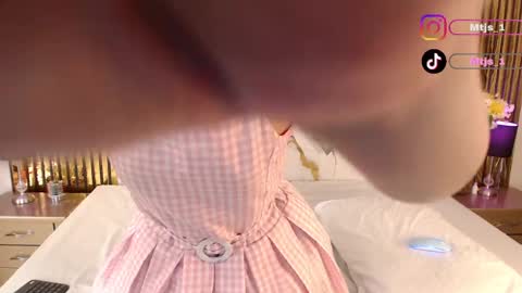 Snapshot of miticabrennet chatting on May 16, 5:04 am Mtica Brennet online show from May 16, 5:04 am