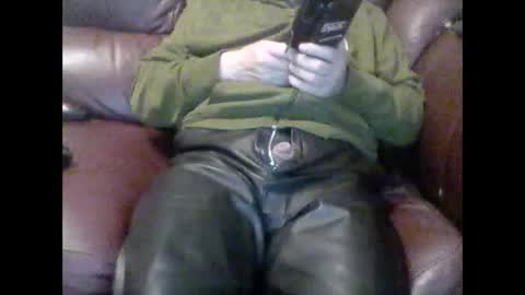Snapshot of ml1968 chatting on October 10, 9:47 pm Leather Pants online show from October 10, 9:47 pm