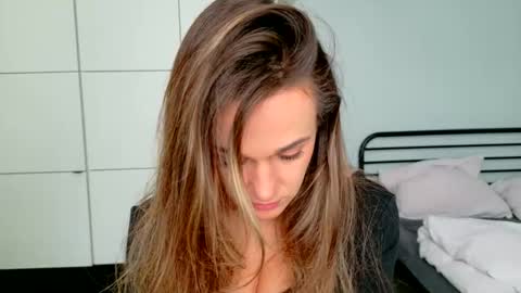 mmminnie online show from February 11, 11:15 am