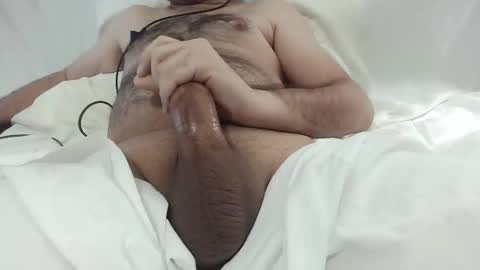 Snapshot of mo0085 chatting on December 4, 7:06 am Laith online show from December 4, 7:06 am