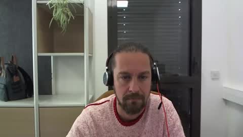 Snapshot of moi9876543210 chatting on December 6, 2:06 pm Julien online show from December 6, 2:06 pm