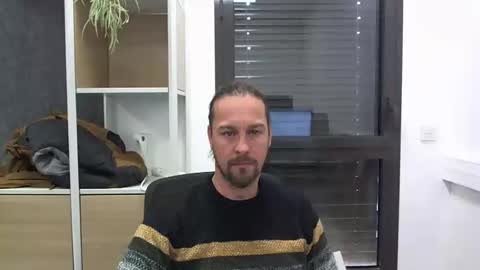 Snapshot of moi9876543210 chatting on December 17, 11:28 am Julien online show from December 17, 11:28 am