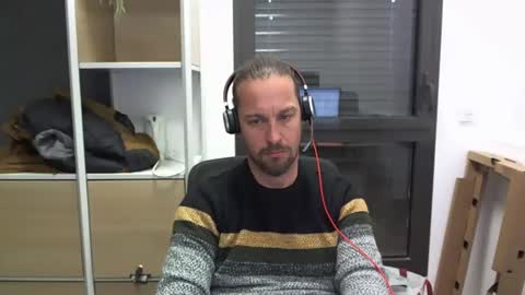 Snapshot of moi9876543210 chatting on December 17, 3:06 pm Julien online show from December 17, 3:06 pm