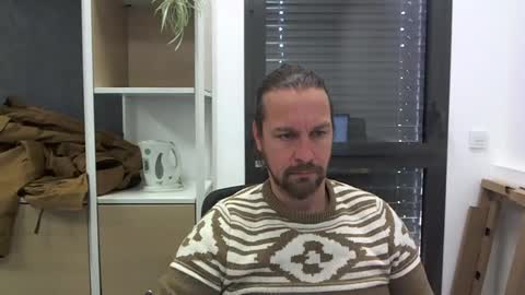 Snapshot of moi9876543210 chatting on February 3, 11:31 am Julien online show from February 3, 11:31 am
