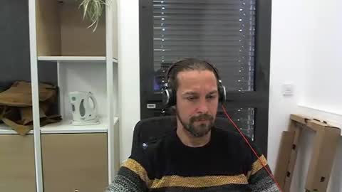 Snapshot of moi9876543210 chatting on February 4, 11:49 am Julien online show from February 4, 11:49 am